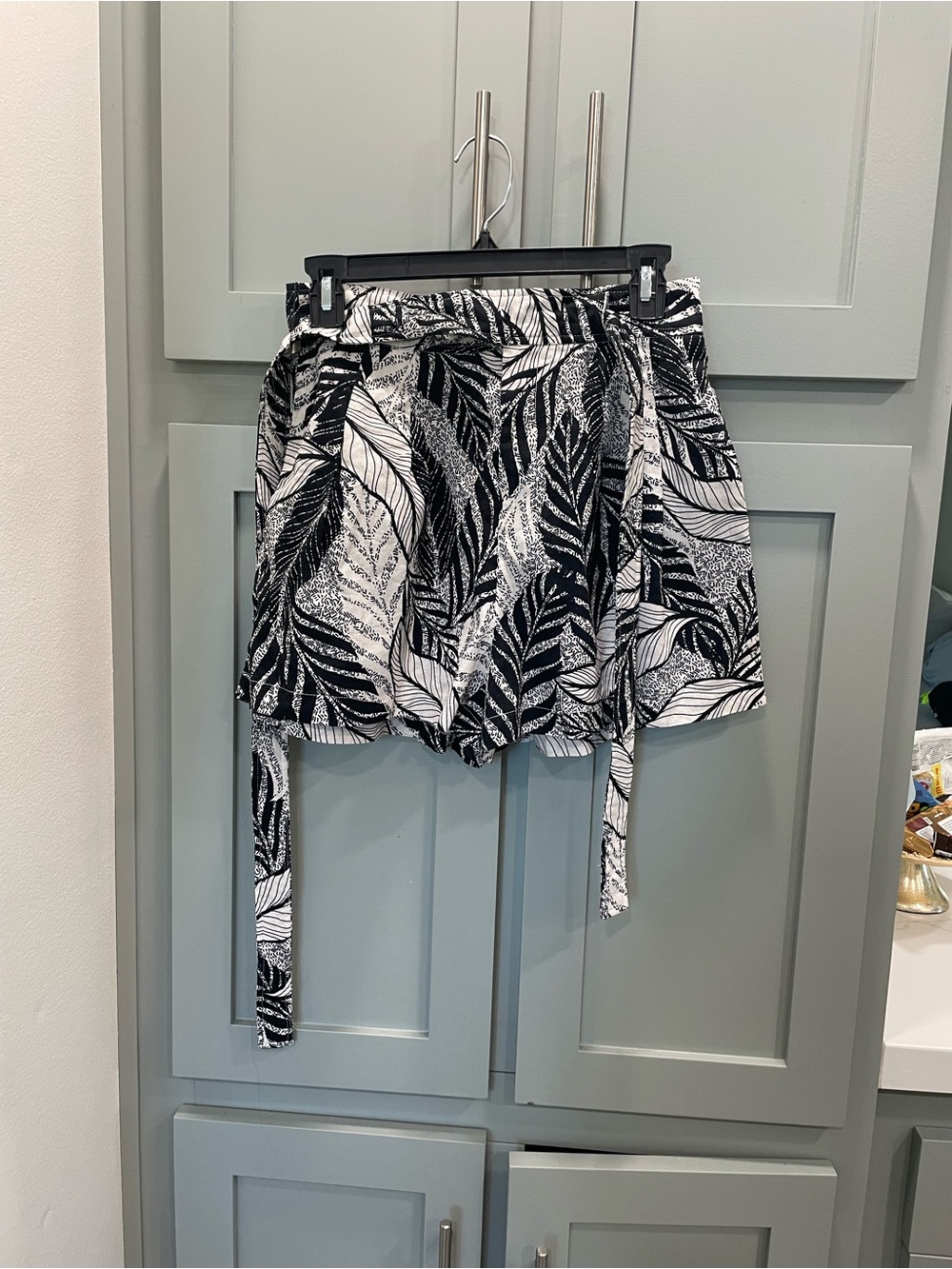 Black & White linen Tropical Print Women's Short